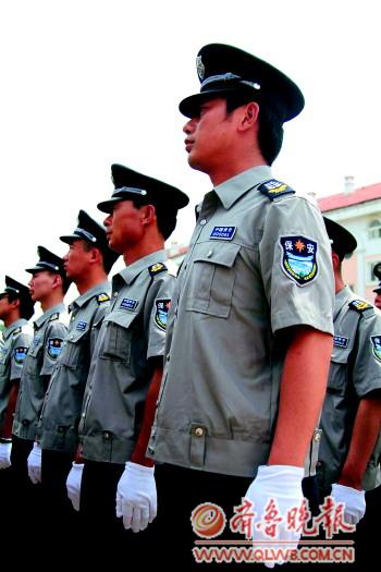 啟動儀式上穿著2011式保安員服裝的保安。記者張震攝
